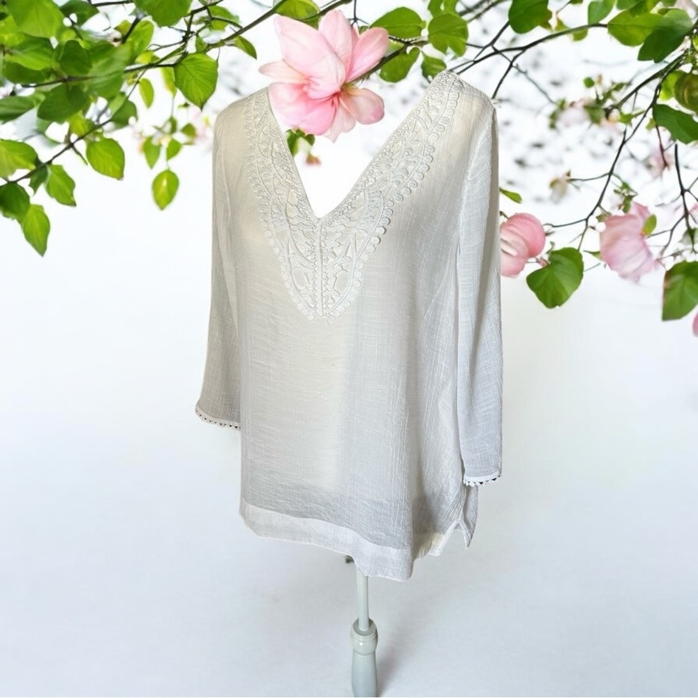 COUNTERPARTS. Airy Light V-Neck Appliquéd Trim Top To Welcome Summer! L. $20.